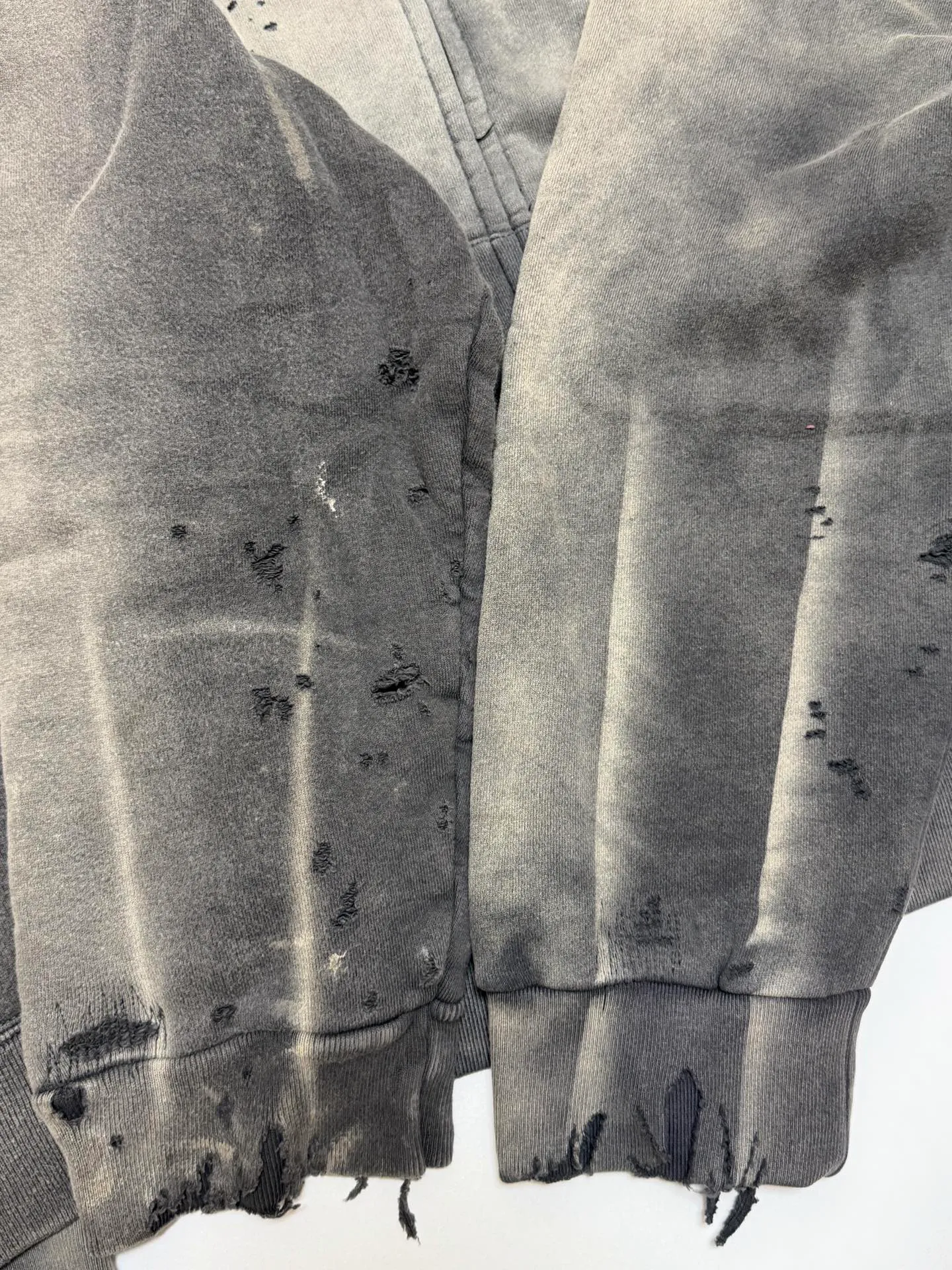 Pre-partum pattern SAINT Mxxxxxx DBL FACE ZIP UP HOODIE/CHARCOAL Double-layer destroyed waffle zipper jacket, washed black S-XL, a style that has been used in the summer. After continuous fine polishing, it is finally shipped. The finished product is simply a work of art. Super heavy washing and distressing. Multiple horse water fading. Excessive hand-made wormhole destruction processing. Deconstruction and reorganization embroidery technology. Custom-made zipper with LOGO. The color details of the zipper webbing are also correct. Original grade fruit main label and wash water label. Top purchasing grade. A layer of waffle fabric is added to the inner lining to make the overall texture stronger and increase the comfort and warmth of the wearer.